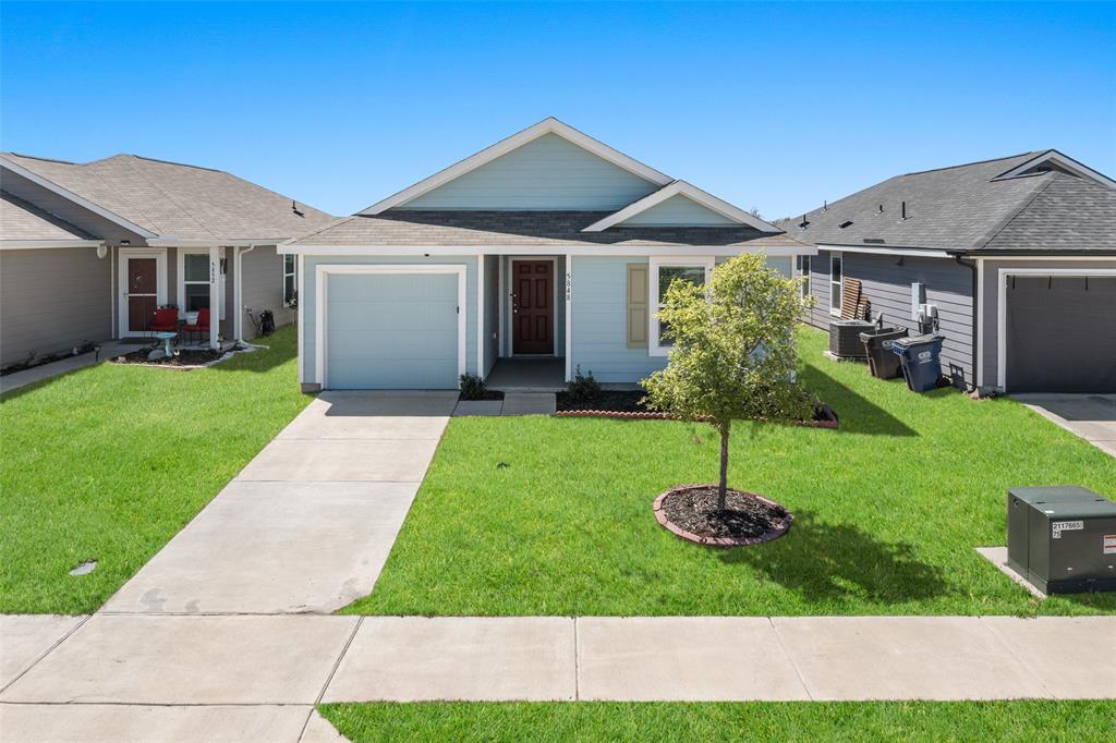 •• Great List Price!! Included with a full-price offer, You'll receive a Stainless steel refrigerator, Washer and dryer, a 70-inch TV, a King bed, and a Queen bed. All items are in excellent condition and only two years old.
Beautiful Home Near Lake Lavon in the Amenity-Rich Bridgewater Community!  This delightful 4-bedroom, 2-bathroom home in Princeton is a must-see! Inside, you'll discover a bright, modern interior featuring sleek quartz countertops, stainless steel appliances, and neutral tones, making it easy to personalize to your taste. The primary suite serves as a true retreat, showcasing a spacious layout, a spa-like ensuite bathroom, and plenty of closet space. Situated in Bridgewater, one of Princeton's most sought-after communities, you'll enjoy resort-style amenities including a clubhouse, fitness center, swimming pool, playgrounds, sports courts, scenic walking trails, and even a private lake! This home is move-in ready, offering a lifestyle of comfort with a community pool located directly across the street and an elementary school within walking distance.