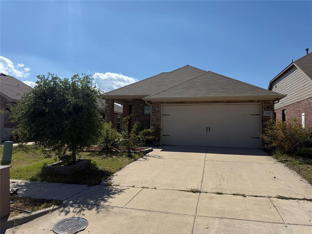 The property well being taken care locate in Kaufman. the property feature 3 bedrooms , 2 baths. the living room and kitchen are tile, all bedrooms are carpets. includes tables ,chairs , King headboard, refrigerator, washer and dryer