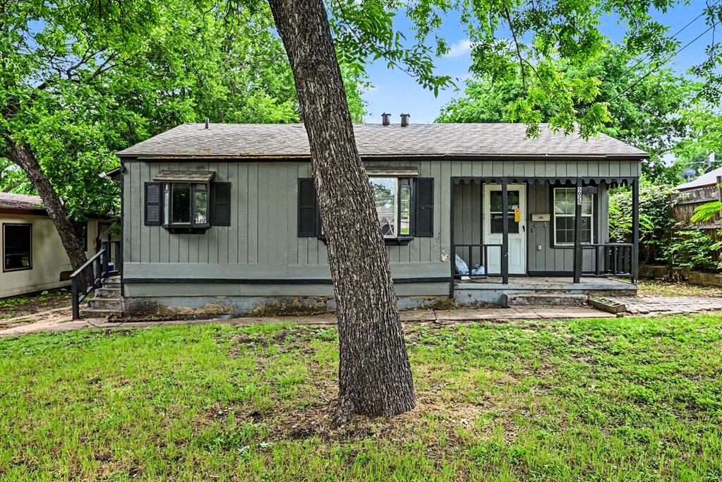 Discover this well-located 3-bedroom, 1 bathroom home just minutes from everything Fort Worth has to offer! Situated in an excellent location, you're only a 5-minute drive from local shopping, schools, and the iconic Fort Worth Stockyards. With easy access to TX-199 and I-820. Don’t miss your chance to be part of one of the fastest-growing areas in Texas!