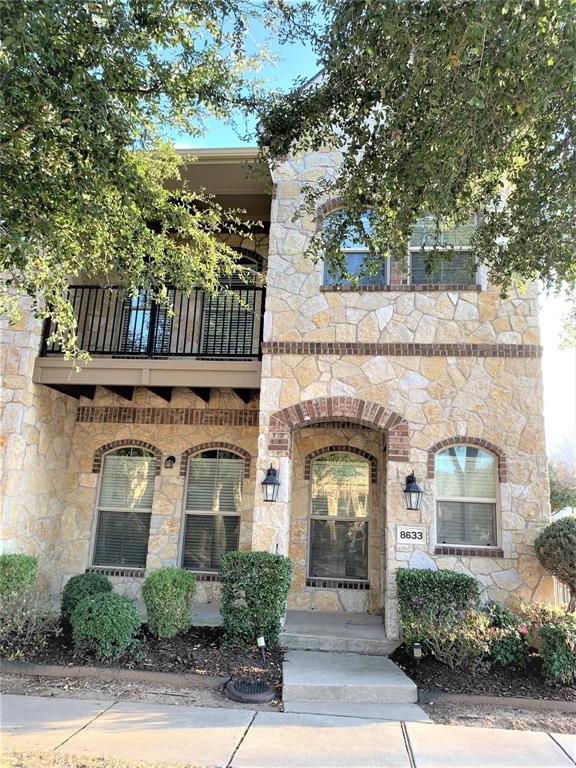 Beautiful townhome overlooking greenbelt. Frisco ISD.  LOTS OF UPGRADES- wood floors, granite countertops in kitchen and master bath, SS appliances. Crownmolding and plenty of outdoor living area. Sitting area in master suite and upgraded bathroom. Upstairs space perfect for a study or playroom. Great for entertaining guests. Community Clubhouse, Pool and Park. Excellent location with easy access to HWY 121 and HWY 75. Close to Retail and Dining.