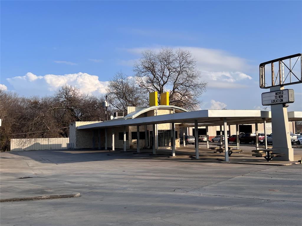 Heavy traffic area. Excellent location in the heart of Bridgeport. Come put your new ideas in this already established commercial property.