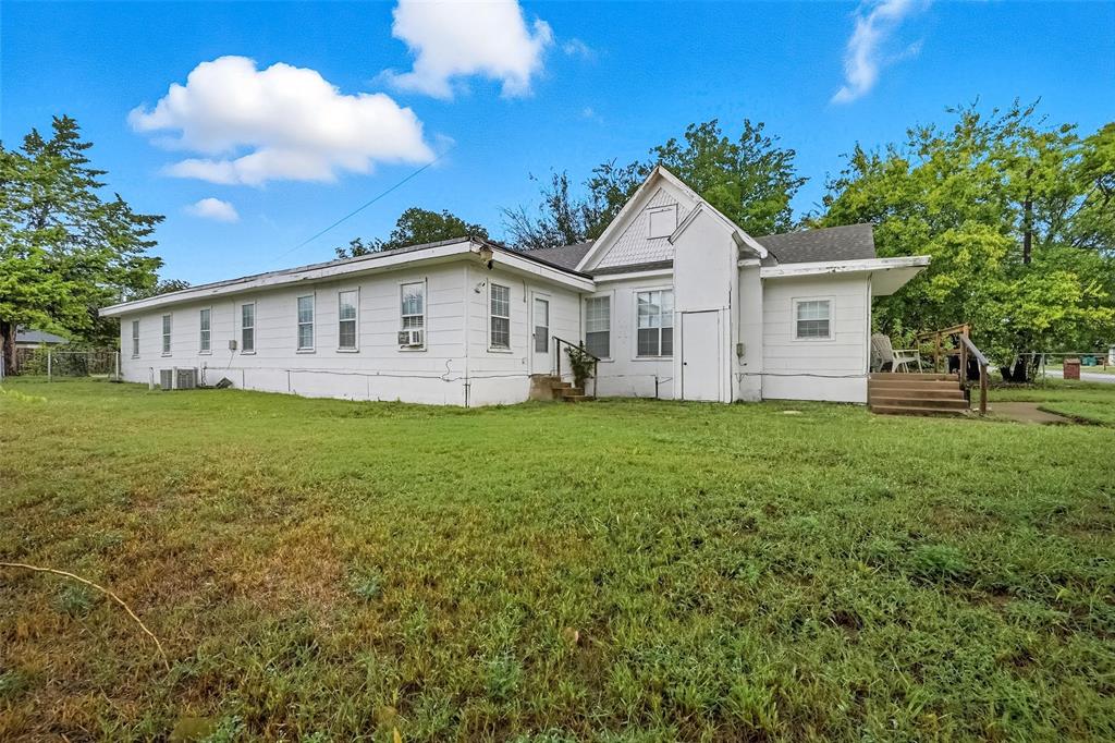 Fantastic investment opportunity BELOW MARKET VALUE—perfect for investors seeking immediate cash flow! This 100% Tenant Occupied Duplex in booming Sherman is tenant-occupied at $2500 per month through January 2027, with availability for increase, making it a turnkey addition to your rental portfolio.

Unit 620 is a 3 bed 2 bath leased through 7-5-27 at $1,350 a month. Unit 622 is a 4 bed 2 bath currently leased at $1275 through 1-31-27. Both units updated! Open-concept living area with plenty of natural light and space! UPDATED Kitchen with white cabinets, granite countertops, and tile backsplash! Large Primary Bedroom with adjoining en-suite bath featuring tile shower! All bedrooms are a good size. Shared yard and plenty of parking!

This property is available for individual sale as well as offered as part of an Investor Package Deal.