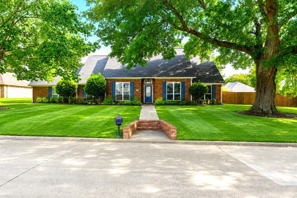 Welcome to this beautiful 4-bedroom, 3-bath home located in the desirable Mount Pleasant Country Club community. Featuring a 2-car garage plus additional golf cart storage, this home offers both convenience and functionality.
Spacious bedrooms, along with a large living and dining area, make this home perfect for entertaining family and friends. Step outside to enjoy the covered patio, private fenced backyard, and pergola area—complete with the ideal covered space for all your outdoor cooking and gatherings.
When it’s time to relax, you’ll love the French doors leading into the spacious primary suite, featuring dual vanities, a large shower, and a deep soaking tub for ultimate comfort.
