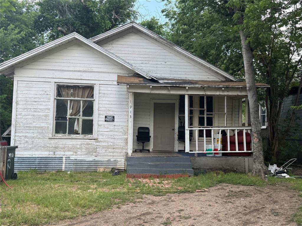You’ve found your next investment opportunity in the heart of North Waco’s sought-after Sanger Heights neighborhood on Homan Avenue. Built in 1917, this 1,193 square foot bungalow is full of potential and ready for your vision to bring it back to life. Classic early-1900s character, mature neighborhood charm, and strong upside make this the perfect fix-and-flip or long-term investment property.
Step inside and imagine the possibilities to restore the historic appeal while incorporating modern updates today’s buyers love. With the right renovations, this property could truly shine and become a standout home in one of Waco’s established neighborhoods. Whether you’re looking for your next rehab project or an opportunity to add value and build equity, this is your chance to transform a piece of Waco history into something special.
