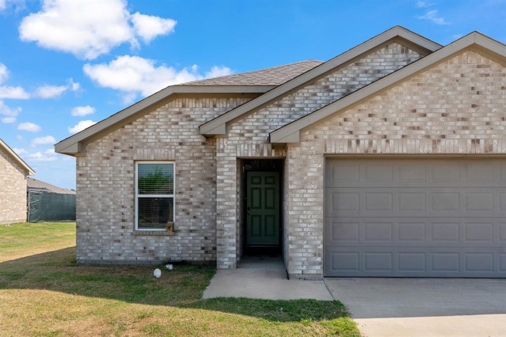 Like-new construction in a prime Mabank location! Built in 2021, this beautifully maintained home offers modern finishes, an efficient layout, and the convenience today’s buyers are looking for. Situated in a newer development just north of town, this property provides quick and easy access to both Highway 175 and Highway 198, making commuting to Dallas or surrounding areas a breeze while still enjoying the charm of small-town living. The home features a bright and open floor plan designed for everyday comfort and functionality. With contemporary finishes, a spacious living area, and a well-appointed kitchen, the house is ideal for both daily living and entertaining. Whether you're a first-time buyer, downsizing, or looking for a low-maintenance investment, this move-in ready home checks all the boxes with its modern construction, great location, and growing neighborhood appeal.