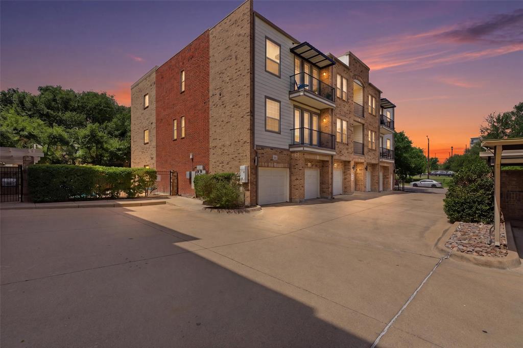 Experience the best of downtown Fort Worth living in this beautifully updated first-floor condo at Westview Condominiums. Offering 2 bedrooms, 2 bathrooms, and a rare combination of an attached single-car garage plus covered assigned parking, this move-in ready home delivers comfort, convenience, and an unbeatable walkable lifestyle.
The open floor plan welcomes you the moment you step inside, drawn to the beautiful kitchen island, dining room and large living space that opens to covered patio. With thoughtful updates throughout, including new KitchenAid stainless appliances with electric range, microwave, and dishwasher, updated laundry room cabinetry, added custom storage in the primary suite, huge walk in closet and new ceiling fans. The spa like feel of the primary bath instantly washes away all life stresses! The functional flow of the unit offers spacious living and dining areas, abundant natural light, and easy first-floor access. Located next to the community pool within a fully gated community, this condo is ideal for full-time living or a lock-and-leave second home.
Enjoy being just moments from Sundance Square, Main Street, Trinity Trails, and the vibrant 7th Street district. Walk to restaurants, entertainment, festivals, parades, concerts, and fireworks without ever worrying about parking or traffic. From First Saturdays in Sundance Square to the Main Street Arts Festival, downtown Fort Worth events become part of everyday life.
Residents love the welcoming community atmosphere, easy access to trails and shopping, and the convenience of having everything nearby — including dining, nightlife, grocery stores, and entertainment. Low-maintenance all-electric living makes ownership simple and efficient.
Whether you’re looking for an urban retreat, weekend getaway, or stylish downtown home, this Westview condo offers the perfect blend of location, lifestyle, and comfort.