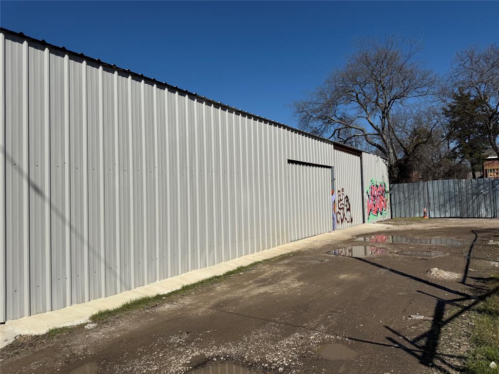 Excellent warehouse with 3 door access, with electricity, water, sewer ready. It is already plumb for two bathrooms inside and one in the rear. Selling as a package with the MLS# 20880991 that can be use as extra parking lot or commercial retail.