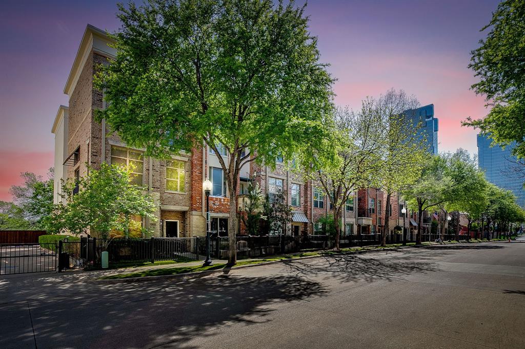Perfectly positioned as a corner residence, this townhome enjoys abundant natural lighting throughout the home. This townhome offers three bedroom and 4 baths, with the guest bedroom located on the 1st floor. Washer and dryer are located on the same floor as the primary bedroom and additional bedroom for convenience. Located on the first floor, the owner has an additional flex room. This tucked away space could be tailored to your needs. The second floor has an open floor plan creating an easy flow from the living room to the dining room and into the kitchen area.The owner has thoughtfully added additional square footage, creating a charming nook perfect for a desk or a cozy place to read. Take in the sweeping views of downtown from the rooftop deck. Ideal for entertaining and enjoying the stunning back drop of the city. Walkable to Sundance Square, Bass Hall and many of the shopping and restaurants downtown Fort Worth has to offer.