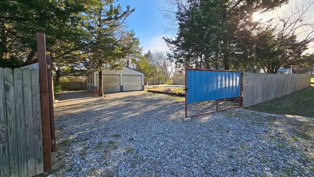 Enjoy summertime on Lake Texoma! Simmons Shores offers a community pool as well as access to a community boat ramp & fishing pier, making it easy to get out on the water. This 10,000+ square foot lot includes a 24 x 25 metal building with double garage doors and electricity, ideal for storing boats, jet skis, or other recreational equipment. Water meter is in place. Conveniently located near shopping and dining, this property offers a great opportunity for storage or recreational use.