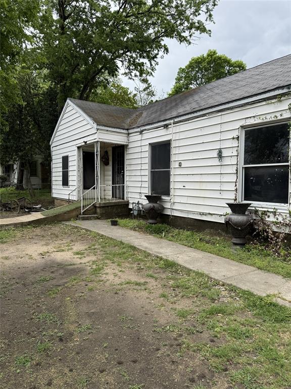 Calling all investors! Two bedrooms, family room and bonus room. Listed for lot value for .5 acre lot with potential to subdivide and build two structures. Property sold as-is.