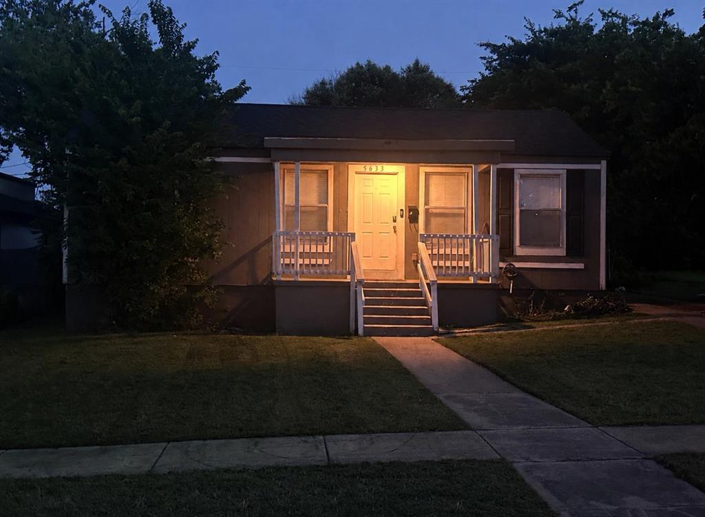 This charming 3-bedroom, 2-bath home is ideally located in the heart of a rapidly redeveloping area of Fort Worth. Just one block from Camp Bowie Blvd and seconds from IH-30, the property offers convenient access to shopping, dining, and downtown Fort Worth.
Recent updates include vinyl plank flooring, new carpet, fresh paint, updated fixtures, and a roof replacement completed in 2023. This home has a spacious primary suite, while the oversized utility room adds extra functionality and storage space. Enjoy added privacy with only one neighboring home and a vacant lot next door, plus a fenced backyard perfect for pets, entertaining, or relaxing outdoors.