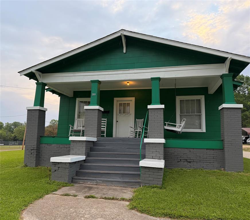 A great opportunity for residential living or business use--the choice is yours! This charming 3 bedroom and 2 bathroom property is full of character and offers spacious rooms throughout.  The upstairs room is generously sized with enough space to accommodate two beds, making it perfect for additional sleeping quarter, a guest room, or flexible use. Schedule a private showing today with a Realtor! 




The Buyer or Buyers Agent should verify the measurement of the property.