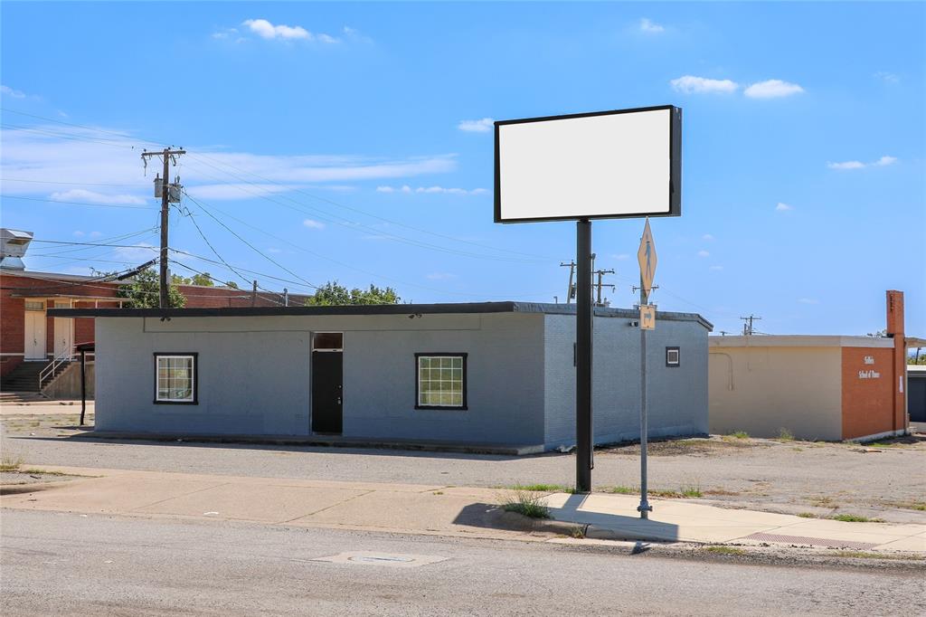 Free-standing building on .15 Ac