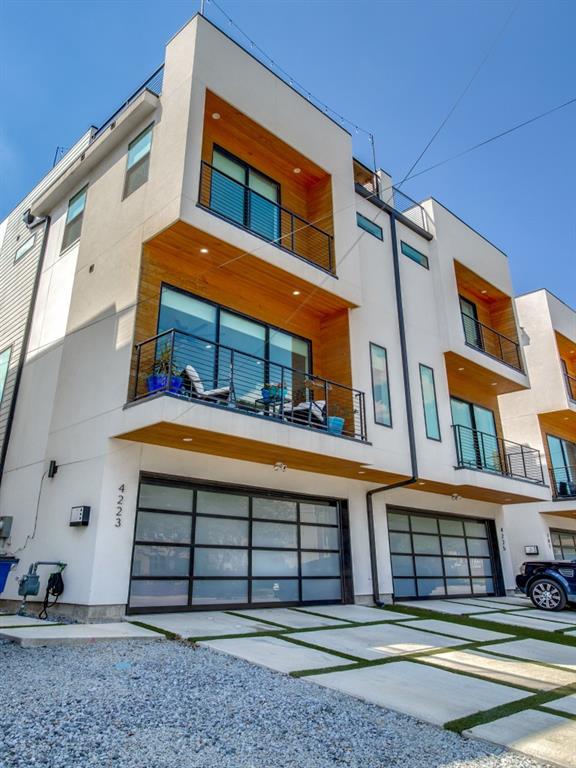 NO HOA! Contemporary Modern 3 Story Townhome with 670 sq ft Rooftop deck and amazing unobstructed view of Downtown Dallas Skyline- PERFECT for entertaining! 3 Bed, 3.5 Baths, 2 Car Garage with private driveway. 1st floor guest suite walks out to fenced in ,turf backyard. Security system wired for all levels, wood floors  and custom blinds throughout; main living area blinds remotely controlled. Short drive or walk to all surrounding neighborhoods including Uptown, Henderson Ave, Deep Ellum, Greenville, SMU and downtown Dallas. 1 minute Walk to popular restaurants Loro and E-Bar. Minutes away from 75 for easy access. MUST SEE!