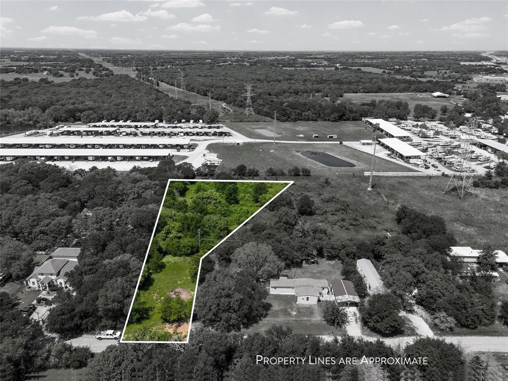 1+ Acre lot with lots of character and a water meter! Offered at the perfect stage for you to clear the trees you don’t want, keep the ones you do. Enjoy the peaceful country feel just minutes from Waco. Come take a walk, fall in love, and pick the perfect spot to build your dream home!