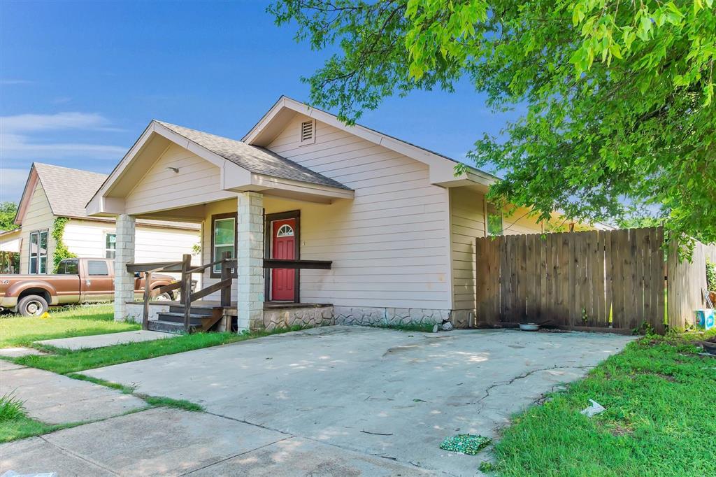 CLOSE TO MAYOR FREEWAYS!!  NICE AND VERY CONVENIENT LOCATION!!