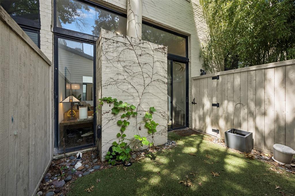 Travis Street Condo 3920-22 - Residential