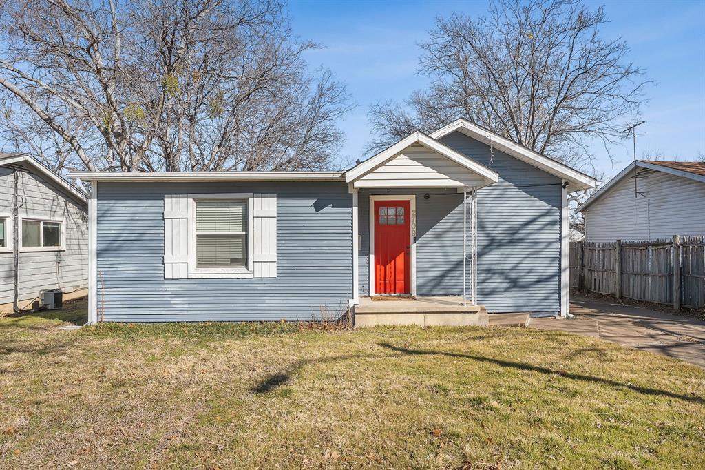 Charming 2-bedroom, 1-bath home ideally located near TCU and Paschal High School. This cute property features hardwood floors throughout and an updated bathroom with modern finishes. The detached one-car garage provides added convenience and storage. Enjoy a prime Fort Worth location close to dining, shopping, and campus life, making this home a great opportunity for homeowners or investors alike!