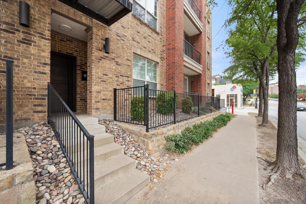 Welcome to Westview Condominium Homes! This fully gated community offers the best of downtown living, including Sundance Square, the Cultural District, Medical District, and Trinity Trails. You’ll find top notch dining, shopping, and world-class entertainment, all within walking distance! The unit offers two spacious bedrooms, two full bathrooms, a huge walk-in closet, a large laundry room, an attached single car garage, and an additional covered assigned parking space. Additionally, the open-concept kitchen includes an island with an eat-in bar, plenty of cabinet space, stainless steel appliances, granite countertops, and a separate dining space that can be used as a flex space for a home office and more. The living area is spacious, bright and airy with a covered balcony and an amazing view of the downtown skyline.Westview is a fully gated community with a private pool, clubhouse, and dog park. This unit’s lock and leave lifestyle inthe heart of Fort Worth is a must see. Check it out today!