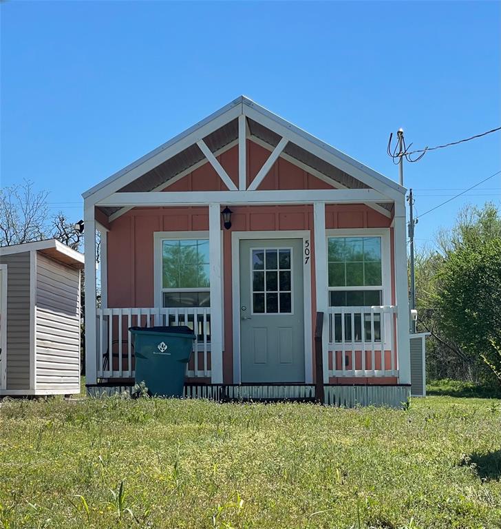 Owner Financing Available 20% Down Payment 10% Interest 12 year note.  This property includes an additional lot ready for additional tiny home! 
Images of interior may not be of the actual subject property.Discover the allure of urban living with this stylish tiny home located in a quiet neighborhood minutes away from HWY 287 for an easy commute to restaurants and boutiques. Thoughtfully designed to maximize space, this modern gem boasts an open concept layout. Unwind in the cozy living area or whip up gourmet meals in the efficient kitchen. Convenient location mixed with contemporary charm, this urban oasis is the perfect place to call home for those who crave seclusion with a touch of sophistication.