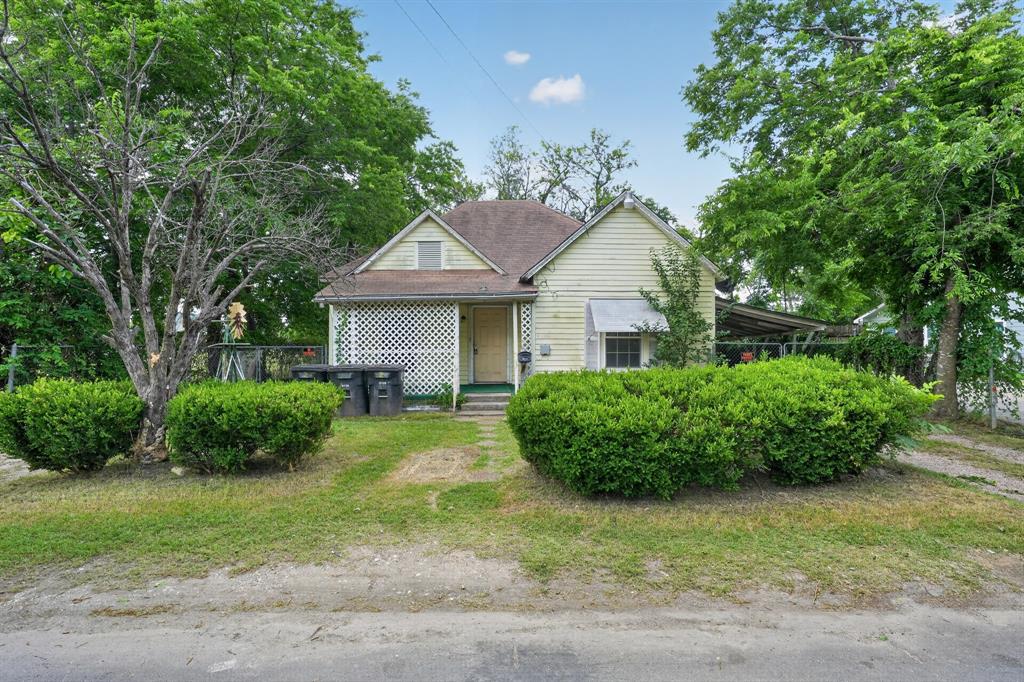 Calling all investors and savvy buyers! Discover the ultimate flip or renovation project in a highly desirable walk-to-town location. Spanning 1,273 square feet on a generous 5,000-square-foot lot, this 3-bedroom, 1-bathroom home is full of potential.

Positioned just blocks from the heart of historic downtown Cleburne, you get the perfect blend of small-town charm and big-city convenience—with Fort Worth less than 40 minutes away. Don't miss out on this prime investment opportunity!