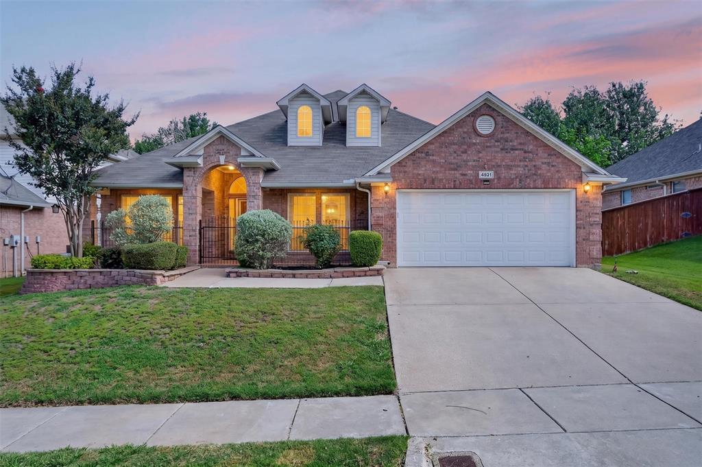 Charming single-story, one owner home in a prime North Forth Worth location! This 4-bedroom, 2-bath home has been well maintained and is ready for it's next owner to add their personal touch!  Conveniently located off N Tarrant Pkway between I-35W and 377, you'll love being just minutes from shopping, dining, and everyday essentials including Costco Wholesale, Sam's Club, H-E-B, and Texas Health Harris Methodist Hospital Alliance. Featuring newer wood flooring throughout, tile in kitchen and bathrooms, walk-in closet, separate shower and toilet in primary bedroom, double sink vanity, granite countertops, receiving room, and formal dining space, living room with fireplace that is all within an open living space. This home offers comfort, convenience and great potential all in one! --- --- --- ---

¡Hermosa casa en una excelente ubicación al norte de Fort Worth, solo ha tenido un dueno! Esta casa de 4 recámaras y 2 baños está lista para tu toque personal. Ubicada sobre N Tarrant Parkway, entre la I-35W y el 377, tendrás todo a tu alcance: tiendas, restaurantes y servicios esenciales a solo minutos de distancia, incluyendo Costco, Sam’s Club, H-E-B y Texas Health Harris Methodist Hospital Alliance.

La casa cuenta con pisos de madera, vestidor (walk-in closet) en la recámara principal, regadera y sanitario separados, doble lavabo, cubiertas de granito en la cocina, recibidor, comedor formal y una acogedora sala con chimenea, todo dentro de un espacio abierto y funcional. Con una combinación de comodidad, ubicación y potencial, ¡esta casa es una excelente oportunidad para hacerla tuya!
