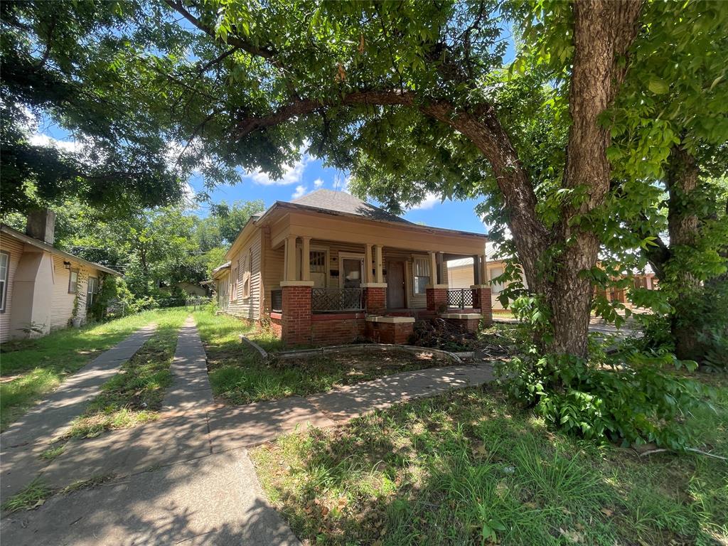 HUGE POTENTIAL!!! This triplex is currently vacant but has potential to bring in $1600+ a month in rent once remodeled.  This property is part of a portfolio.  Ask agent for information on full portfolio