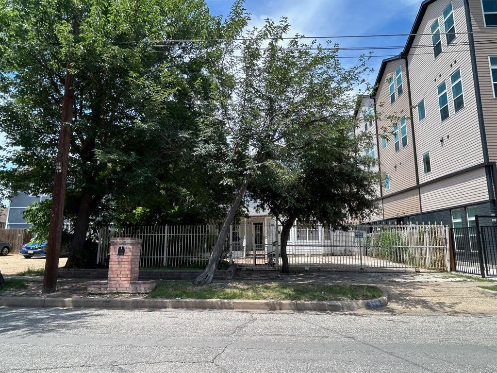 INVESTORS, INVESTORS, BUILDERS, BUILDERS!!! - NICE HOME IN BISHOP ARTS SELLING FOR LAND VALUE - LOT 50 X 194 - PLANNED DEVELOPMENT DISTRICT - LOTS OF RE-DEVELOPMENT, NEW CONSTRUCTION TOWNHOMES, CONDOS, MULTI-FAMILY. NO SURVEY - RIGHT-OF-AWAY EASEMENT ON PROPERTY - SEE MEDIA IN MLS. LOCATED IN BISHOP ARTS AND CLOSE TO DOWNTOWN DALLAS, MAJOR FREEWAYS, NEW HALPERIN PARK, HOSPITALS, SHOPPING, DINING.  GREAT OPPORTUNITY, DO NOT MISS.  PLEASE DO DO NOT DISTURB THE OWNER.