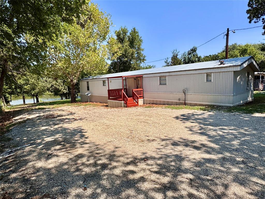 Waterfront Property in Valley View! Centrally located between Denton and Gainesville with easy access to I35. Open Concept 3 bed, 2 bath mobile home. Step outside and enjoy your private lakeside setting - perfect for fishing, kayaking, family cookouts or just sitting on your porch to soak up the serene views.