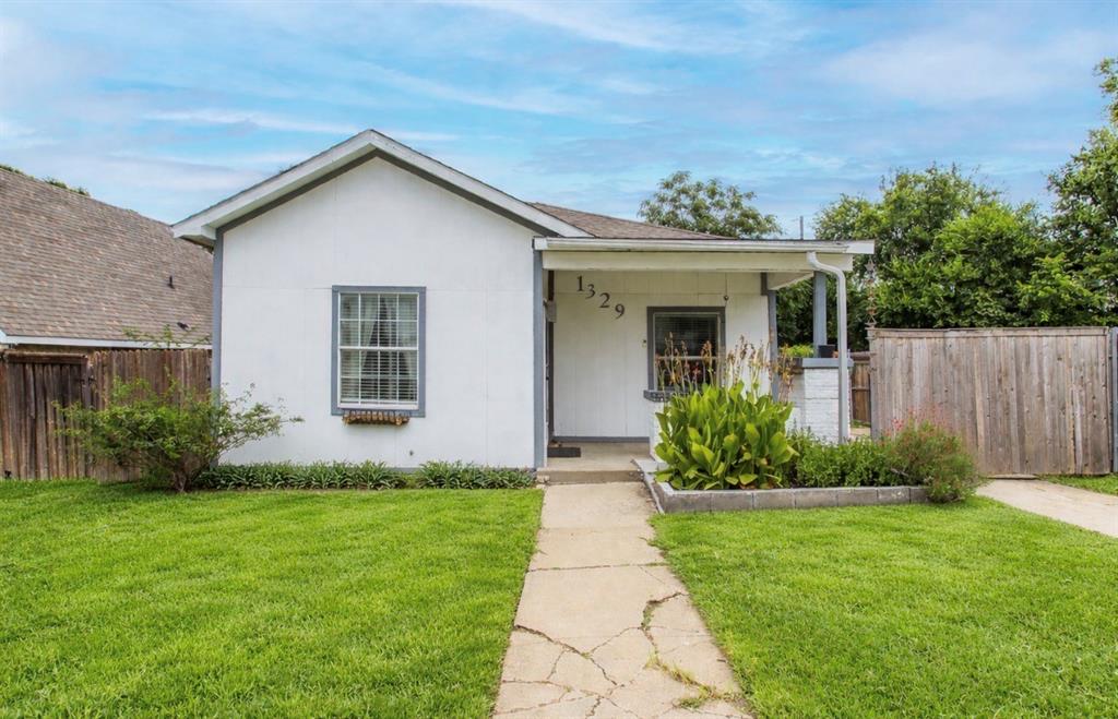 Step into a slice of Cowtown history! Nestled in the heart of Fort Worth, this quaint cottage offers the perfect blend of nostalgic character and modern convenience. You’ll be just minutes away from the vibrant energy of Sundance Square, the historic charm of the Stockyards, and the bustling excitement of Downtown Fort Worth.
Inside, you’ll find an updated kitchen that serves as the heart of the home, featuring new granite countertops. The main walkways boast durable and stylish wood-like laminate flooring, while the bedrooms offer carpet-that will likely need replaced.
This is the ultimate canvas for your creative vision! Bring your Pinterest board, some elbow grease, and turn this historic gem into your dream home.