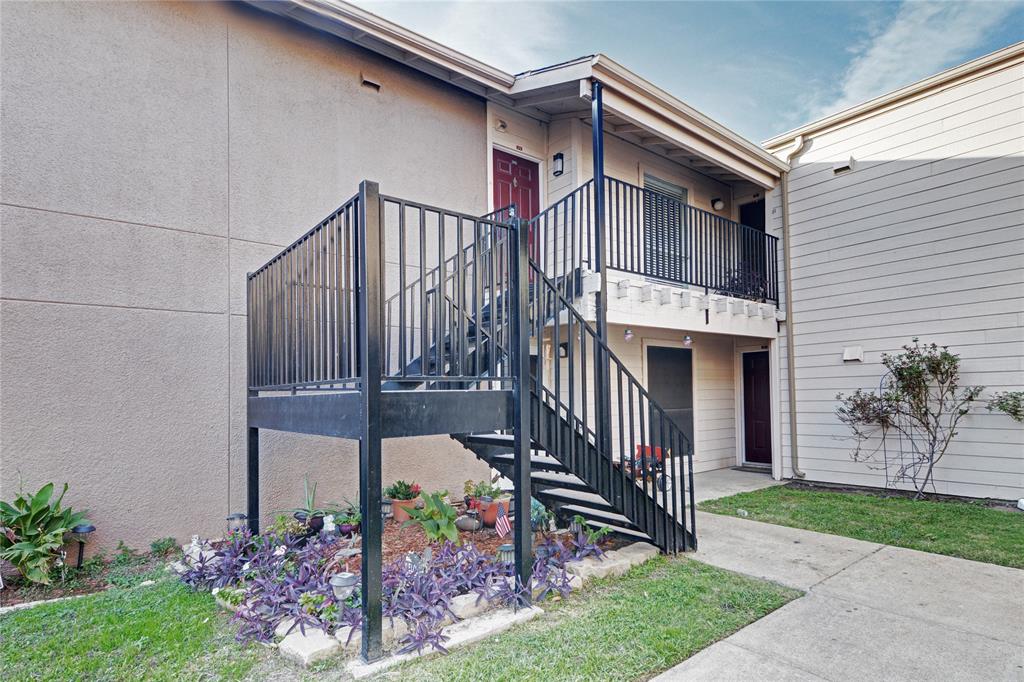 LOCATION, LOCATION LOOK NO FURTHER! THIS UPDATED GATED COMMUNITY CONDO IS LOCATED CLOSE TO I-30, I-820, DOWNTOWN FORT WORTH AND WOODHAVEN COUNTRY CLUB. IT IS ABOUT 10 MINUTES AWAY FROM TCU AND AT&T STADIUM. FEATURES THROUGHOUT THIS WONDERFUL REMODELED CONDO INCLUDE, 2 SPACIOUS BEDROOM, 2 BATHROOM AND A LARGE LIVING ROOM WITH WOOD BURNING FIREPLACE. KITCHEN WITH BREAKFAST BAR, BUILT IN DISHWASHER, ELECTRIC RANGE STOVE AND REFRIGERATOR. EXTENSIVE MASTER SUITE WITH WALK-IN CLOSET, SEPARATE VANITY AND SHOWER WITH GARDEN TUB. 2 COMMUNITY SWIMMING POOLS. BRING YOUR BUYERS TO OWN THIS AWESOME CONDO IN A GREAT LOCATION. ASSIGNED COVERED PARKING #226