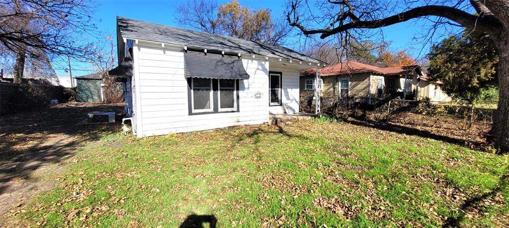 Investment opportunity with 2 units on one lot! Double the income! Walking distance to White Settlement community center and city hall. Front home has 582 square feet with 2 bedroom and 1 bath. Large kitchen dining combo with smooth top stove, refrigerator, and built in dishwasher. Back efficiency home has 406 square feet with kitchenette and updated bath. 100% occupied with rents at $1,950 per month total. Build your wealth with a solid investment near Lockheed Martin and NAS JRB!  Spray foam insulation in the rear home makes great utility bills.