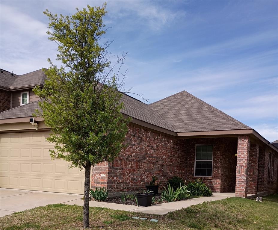 Beautiful all electric home,easy-care, heavy duty wood plank type vinyl flooring, garden master bath, big covered patio, sprinklered.
Possession at funding.