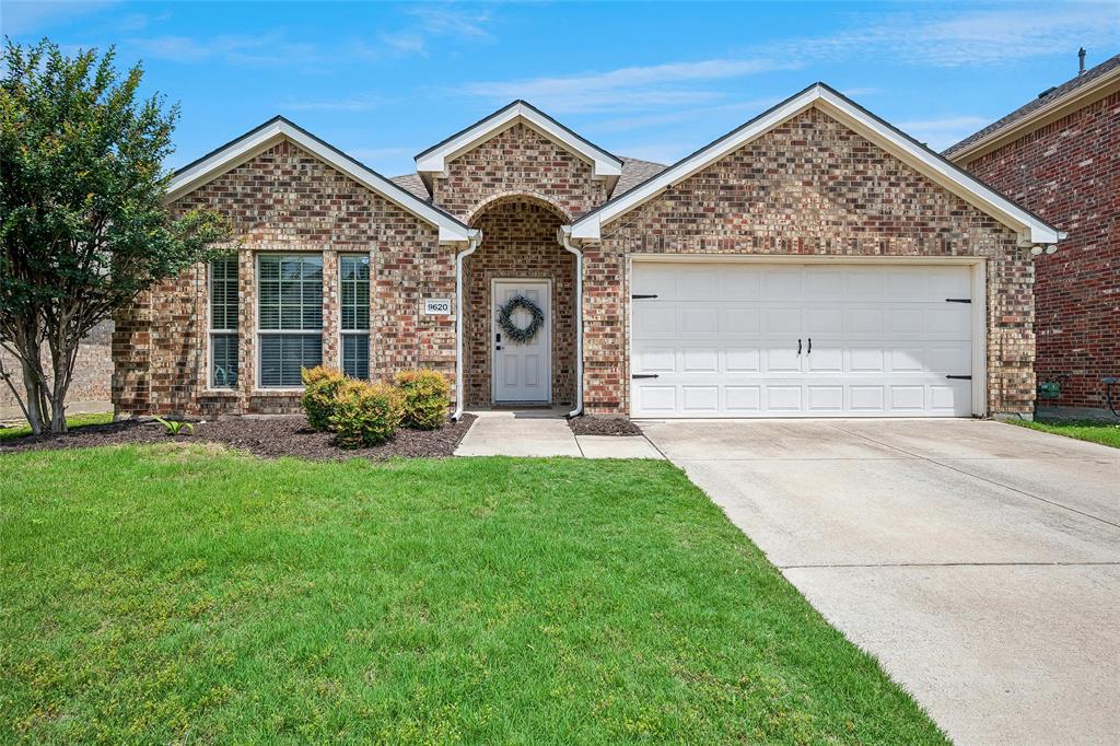 Discover this charming Frisco ISD home featuring 3 bedrooms and 2 baths plus a study, all within an energy-efficient one-story floorplan. Enjoy the cozy gas fireplace and the bright, airy ambiance created by a light white color palette and wood-look flooring throughout—no carpet to worry about!
The kitchen boasts granite countertops, a breakfast bar and a convenient walk-in pantry. The split bedroom layout provides added privacy, while the fenced rear yard with an extended patio offers outdoor relaxation. As a homeowner, you'll have access to a community pool, massive waterpark, playgrounds, parks, trails, a community center and much more. Don’t miss out on this fantastic opportunity!
