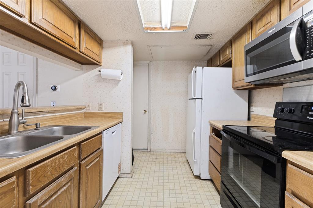 Oaks Of Lakewood Condo - Residential
