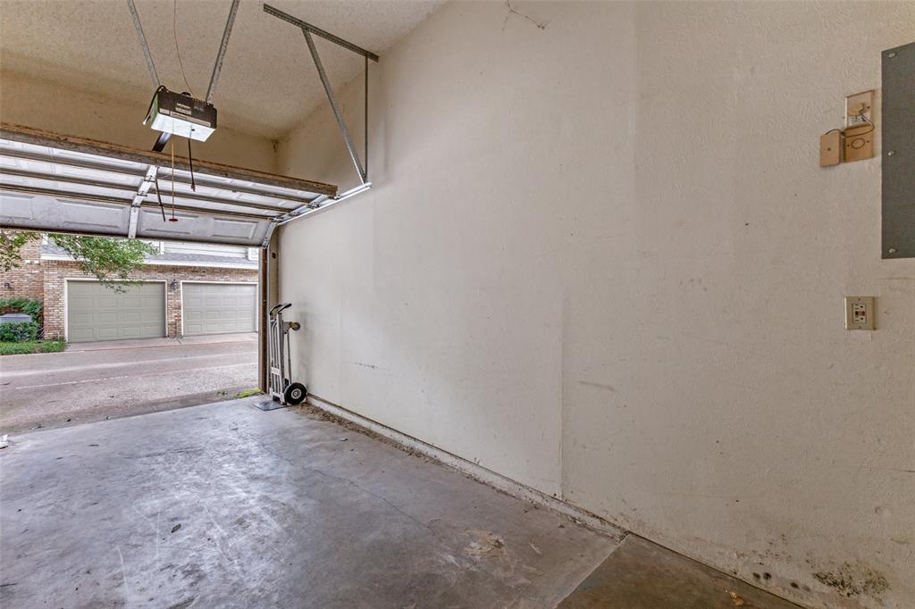 Oaks Of Lakewood Condo - Residential