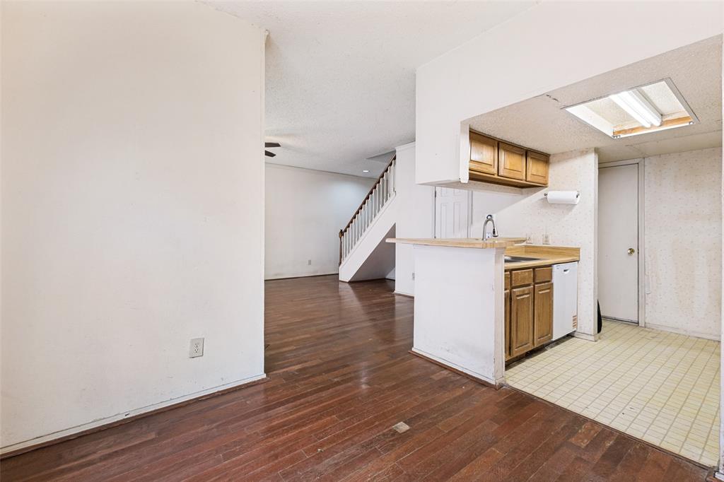 Oaks Of Lakewood Condo - Residential