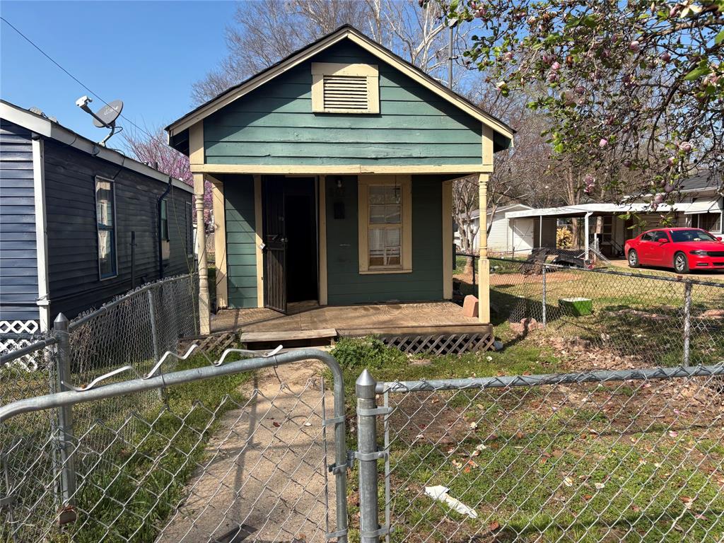 Bossier City Investment Opportunity. This property is part of a 5-property package deal that is located on one lot. This is a great opportunity to have 5 rental incomes coming in every month. Whether you’re an experienced investor or just starting to build your real estate portfolio, this property delivers immediate rental income with room for future value growth. The possible benefits included are.... Low operating costs with shared utilities and maintenance, Prime location near amenities & commuter routes, Potential for rent increases or redevelopment, and so much more! Don’t miss this rare multi-unit gem, so schedule your private showing today! 1610,1612 Hill St and 601,605,607 Kelly St Bossier, City LA 71111 are included in the sale.