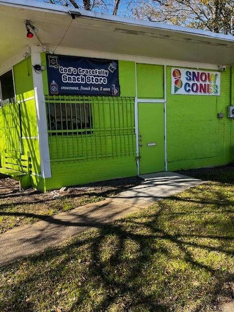 Commercial lot, with 2 buildings, one building is 2354 sq ft as well as 398 sq ft building used as a snack & snow cone store. The other building has concrete flooring, 2 restrooms, kitchen and dining area. Structurally sound Great condition. Conveniently located near the Fairgrounds and Willis Knighton Hospital. Multiple possibilities- restaurant, lounge, whatever you desire with this lot and 2 buildings already operable and ready for immediate use.