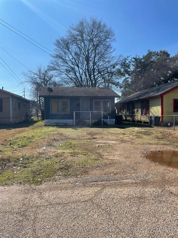 Bossier City 3 bedroom, 1 full bath home. This property is rented for $850 per month. This is a wonderful opportunity for any owner occupant or at this great price, would make a wonderful addition to your rental portfolio. This is part of a large portfolio. Please see the agent for details.