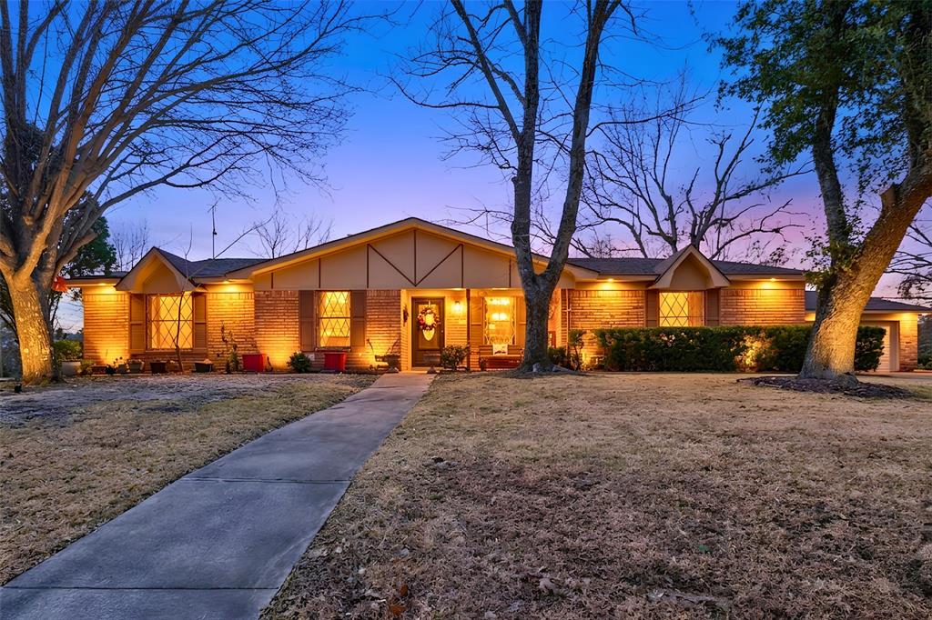 Stop the search! This large family home on almost 3 acres is located just minutes from world famous Canton Trade Days! This would be the perfect home to make your own and have space to relax. With an extra lot this could be the perfect investment!