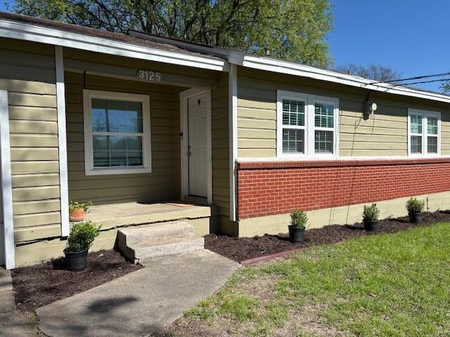 Remodeled 3-Bedroom Home with Upgrades!

This 3-bedroom, 1-bath home features thoughtful updates including a roof, windows, kitchen cabinets, AC unit, water heater, and carpet—all replaced or upgraded within the last few years. Enjoy a spacious backyard perfect for relaxing or entertaining. Move-in ready with plenty of modern touches!