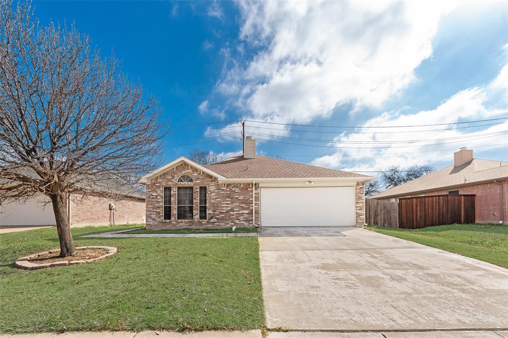 Very nice 3 bedroom 2 bath home in Overlook Estates.  Midlothian ISD.  Fenced backyard.  Large living room with wood burning fireplace.  Ceiling fans in all bedrooms. Stainless steel appliances and lovely backsplash tile in kitchen.   Walk in closets. Blinds throughout the home.  Tile and simulated wood flooring. Easy access to Hwy 67 and Hwy 287.  Storage Shed.