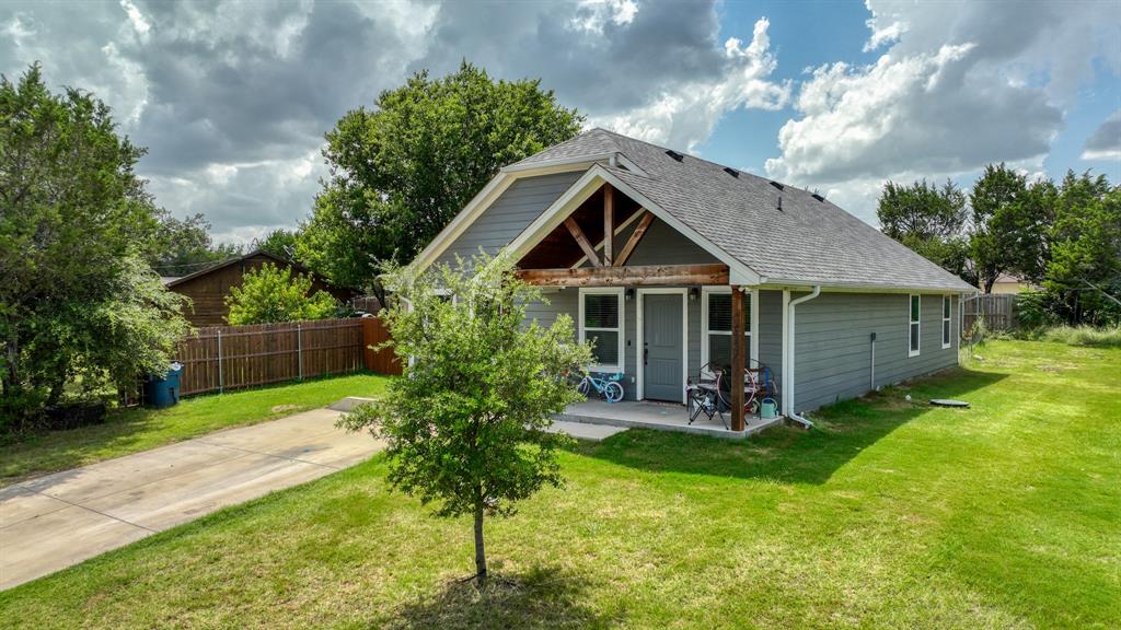 Welcome to your new home in a gated Subdivision! This beautifully designed property offers vaulted and cedar beam ceilings, recessed and decorative lighting. Don't forget about the laminate flooring throughout, as well as the custom tile baths and backsplashe.  three spacious bedrooms and two full bathrooms, all arranged in a smart, functional layout perfect for comfortable living. This home features SS Energy Star appliances, double pane windows, and a highly efficient water heater. Step outside to a generous backyard with a covered patio—ideal for relaxing evenings or weekend gatherings. Also is a sprinkler system.  Plus, the sellers are offering a credit with an acceptable offer—don’t miss this opportunity!

Seller willing to offer up too a $10,000 sellers credit with acceptable offer