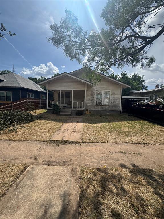 Investor special!!  This 2 bedroom 1 bath home is ready for you to make it your own.
Large fenced backyard.
The Roof was replaced May 2026 and the foundation was just repaired.
Property is sold as is.