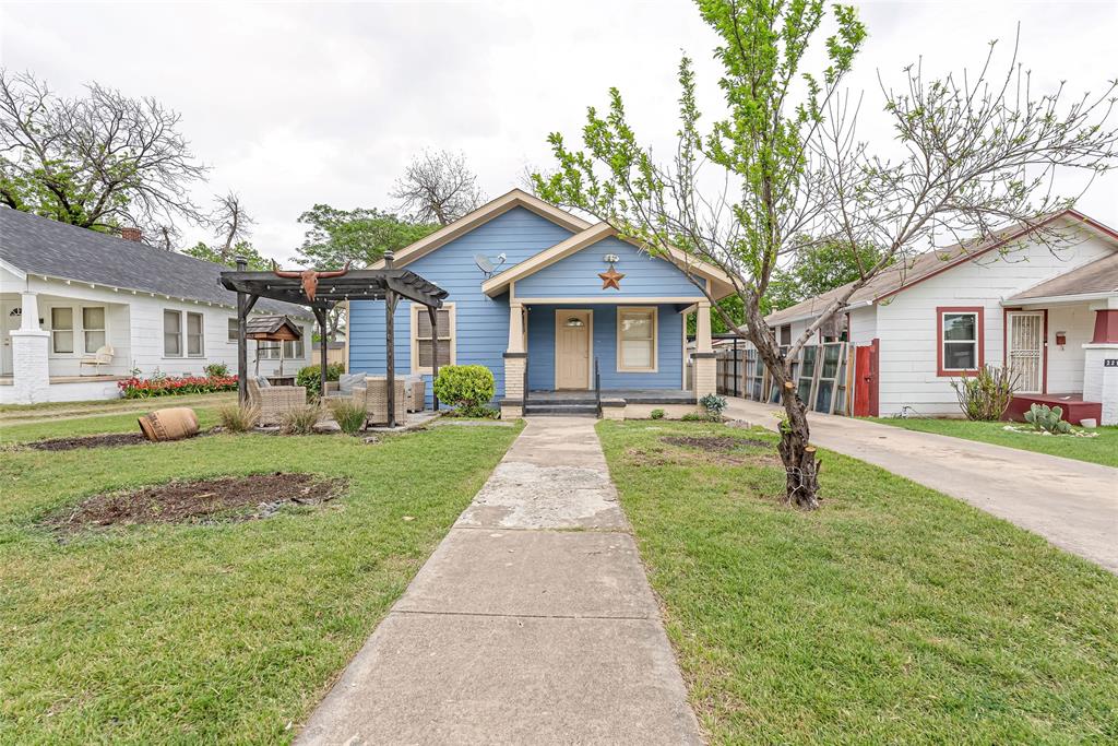 Located near Iconic Stockyards and Downtown in a prime location, This home brings you to your cowtown vibes!
3 bedroom, 2 bath offers lots of potential! Ideal for investors or buyers who are looking to add their personal touch, this home could serve as a valuable income-producing asset in a high demand area.

Foundation and roof reports are available upon request.

Don't miss the chance to own a property in Fort Worths historic areas!