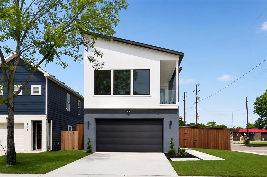Modern new construction on a prime corner lot just 5 minutes from downtown Dallas. This 4 bed, 3.5 bath home features two en-suite bedrooms, quartz countertops, Samsung appliances, a spacious 2-car garage, private balcony, and a covered rear porch perfect for entertaining. Thoughtfully designed with upscale finishes and functional living spaces throughout.