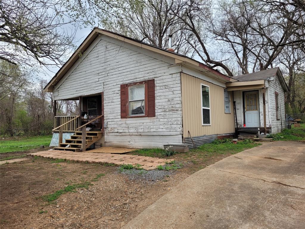 Looking for fixer upper, investment property?  This one needs work but currently rented.  Seller states motivated and price negotiable!  Bring all offers!