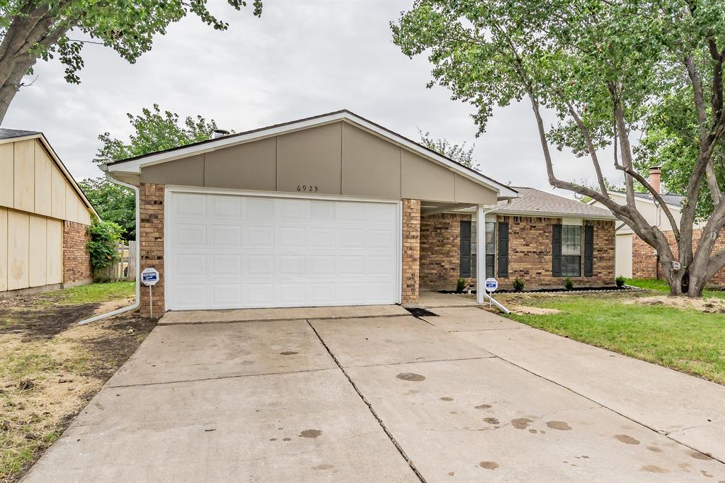 Welcome to 6925 Sandstone Ct, where modern updates meet everyday comfort on a quiet Fort Worth cul-de-sac. This beautifully refreshed home features a bright, open-concept layout with durable luxury vinyl plank flooring throughout the main living areas, brand-new carpet in the bedrooms, fresh finishes, and an inviting brick fireplace that anchors the spacious living room.
The updated kitchen offers crisp cabinetry, granite-style countertops, and new stainless steel appliances, creating a clean and functional space ready for daily living or entertaining. Both bathrooms have been tastefully renovated with updated vanities, lighting, and designer-inspired tile surrounds for a fresh, contemporary feel.
Step outside to a large backyard with mature trees, plenty of room to play or entertain, plus a versatile enclosed sunroom that adds extra flex space for relaxing, hobbies, or a home office setup. Major peace-of-mind upgrades include repaired foundation work with a transferable warranty already in place.
Move-in ready with the updates buyers want and the big-ticket work already handled, this home is the total package. Conveniently located near shopping, dining, parks, and major commuter routes in Fort Worth.