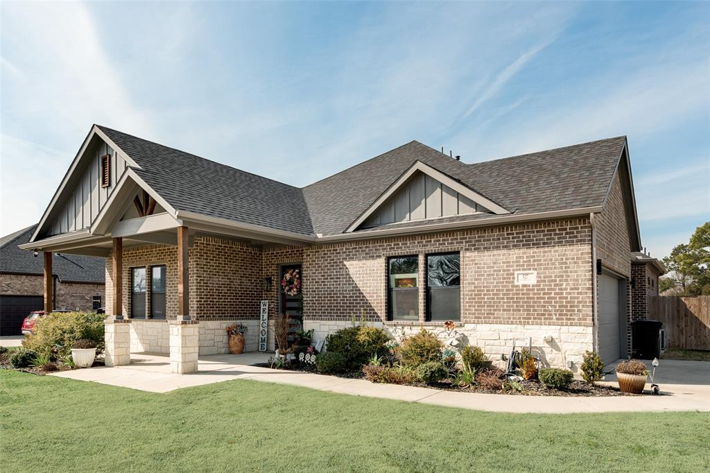 THIS CUSTOM HOME IS READY FOR YOU. ONLY ONE OWNER - THEY ARE MOVING. COMPLETE WITH 1.12 acres NO HOA's. White stone, 8ft Modern Wood Front Door & upgraded black windows. 10ft+ceilings throughout, Open Concept Kitchen w.shaker cabs w.soft-close, quartz counter, HUGE island w.seating, under-mount sink, stainless steel appliances 66” Built-in double door Frig & Freezer, built-in commercial grade 48” gas range 8 burner w.vent-a-hood, pot filler, built-in ice maker, trash drawer, & LED lighting. Large walk-in pantry w. quartz counter coffee station & custom cabs coffee station w.floating shelves kitchen nook faces patio & GIANT backyard. Familyroom decorative log fireplace stone & mantle. Large Laundry room with sink, quartz, & custom cabs. Her large Master closet built in dresser & shelves. includes a 2nd closet. HUGE MB box ceiling. Primary bath with his & her sinks, custom floating cabs separate bathtub & XL shower w.2 shower heads. On-suite BR completely custom bathroom large shower. 2 other BRs share jack & jill bathroom. Gas stub-out in back porch. Landscaped, sod front yard & some in the backyard, 6ft wooden fence in the back with gate, XMAS plugs, Ext Lights.  THIS IS A QUALITY BUILT HOME. ADDED: EPOXY FLOORS IN GARAGE.

ADDITIONAL CONCRETE SECTION FOR FUTURE WORKSHOP OR BARN.